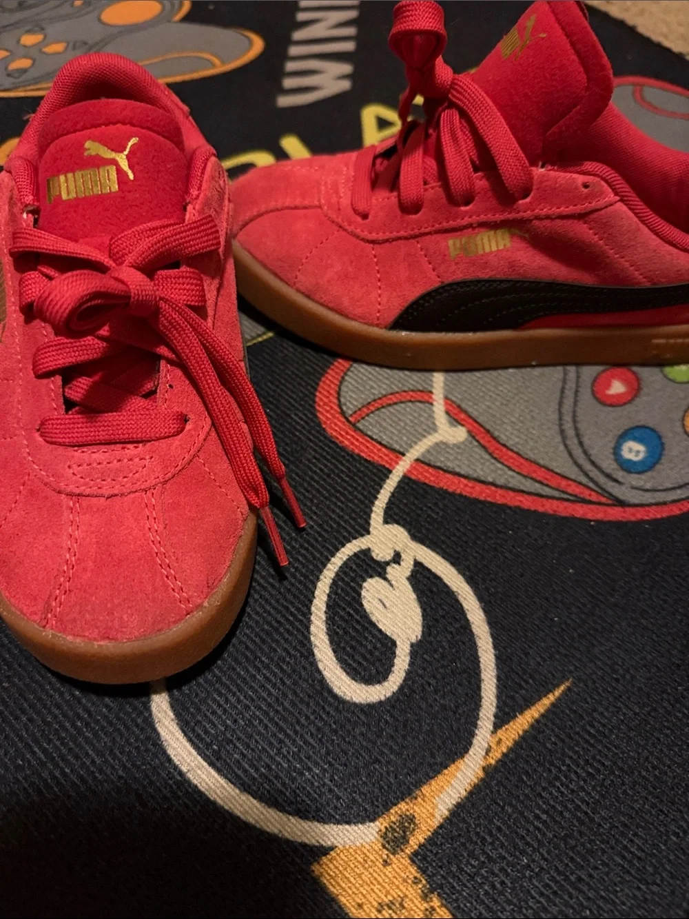 Chicago Bulls bundle Sz 2 puma paired with youth size snapbacks